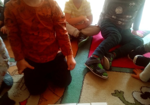 dzieci układają puzzle - pieczywo