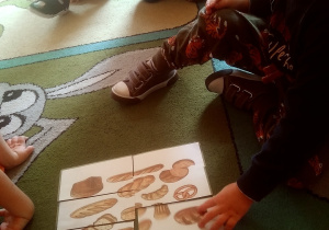 dzieci układają puzzle - pieczywo