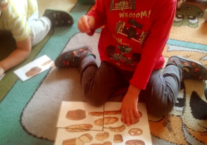 dzieci układają puzzle - pieczywo
