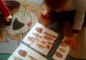 dzieci układają puzzle - pieczywo