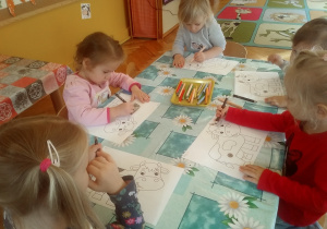 dzieci kolorują obrazek krówki