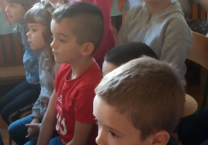 Dzieci z zainteresowaniem oglądają pokaz.
