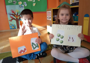 Dzieci pokazują swoje prace pt. "Przetwory".