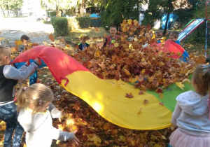 zabawy jesienne z chustą animacyjną