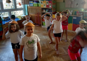 Dzieci ćwiczą szybką orientację w przestrzeni z wykorzystaniem pachołków "grzybków".