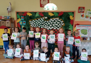Dzieci prezentują przygotowane przez siebie mapy Polski.