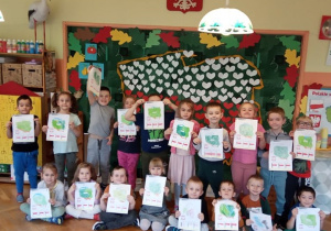 Dzieci prezentują przygotowane przez siebie mapy Polski.