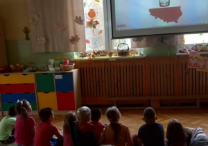 Dzieci oglądają film edukacyjny.