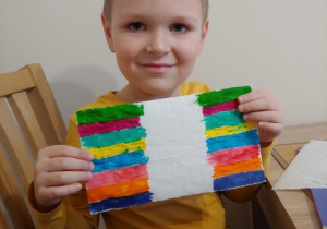 Chłopiec pokazuje doświadczenie z wodą i papierowym ręcznikiem