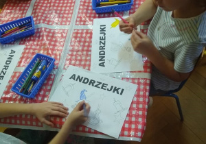 Dzieci robią andrzejkowe karty pracy.