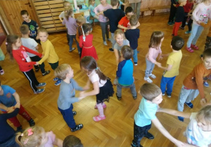 Zabawy taneczne na sali gimnastycznej