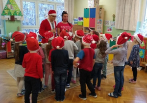 Grupa dzieci w czapkach Mikołaja
