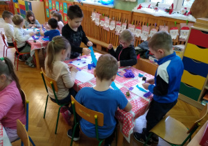 Dzieci pracują przy stolikach