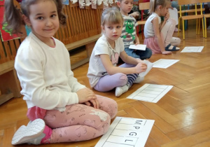 Dzieci układają sekwencje dla swoich kolegów i koleżanek.
