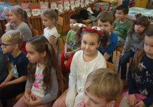 Dzieci z grupy V przysłuchują się muzykom.