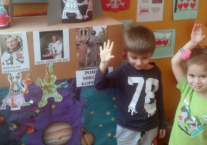 dzieci prezentują prace plastyczne w kąciku kosmos