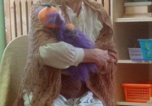 aktorka trzyma lalkę