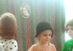 dziewczynka stoi w kapeluszu