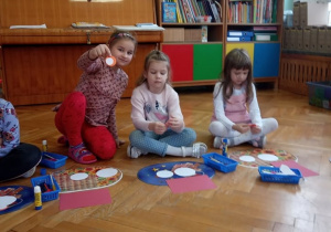 Dzieci wykonują aniołka przy użyciu techniki "origami płaskie z koła".