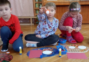 Dzieci wykonują aniołka przy użyciu techniki "origami płaskie z koła".