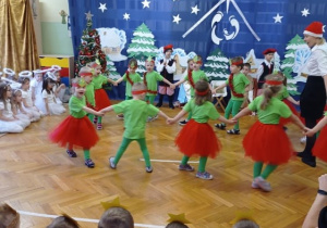Dzieci podczas występu, śpiewają piosenkę o choince.