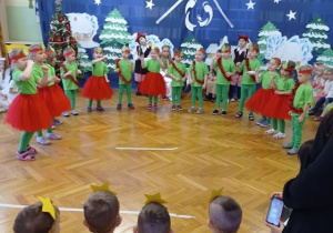 Dzieci podczas występu, śpiewają piosenkę o choince.