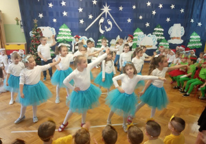 Dzieci wykonują swój taniec "Snowflake".