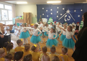 Dzieci wykonują swój taniec "Snowflake".