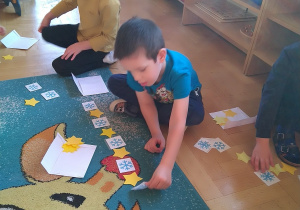 Dzieci układają sekwencje z kartoników z gwiazdkami i śnieżynkami