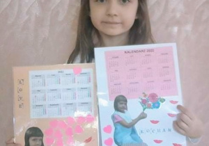 Dziewczynka prezentuje kalendarze dla babci i dziadka