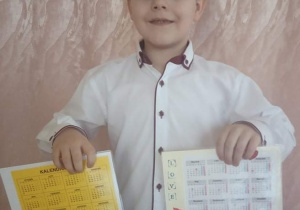 Chłopiec prezentuje kalendarze dla babci i dziadka
