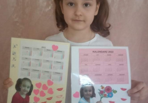 Dziewczynka prezentuje kalendarze dla babci i dziadka