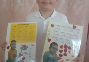 Chłopiec prezentuje kalendarze dla babci i dziadka
