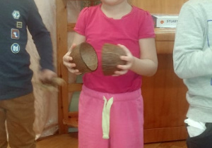 dziewczynka gra na kokosach