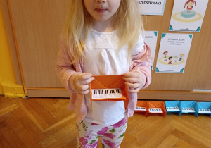dziewczynka prezentuje prace - pianino