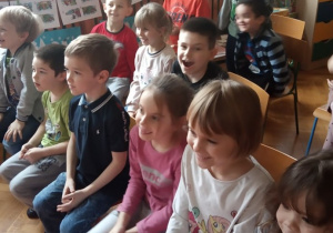 Dzieci z grupy V oglądają przedstawienie.