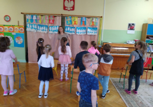 Dzieci tańczą na rytmice