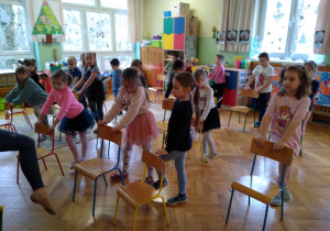 Dzieci tańczą na rytmice