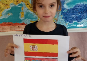 Dziewczynka prezentuje flagę Hiszpanii.