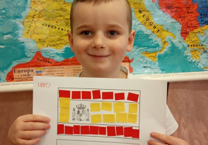 Chłopiec prezentuje flagę Hiszpanii.