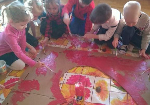 Dzieci wspólnie malują serce
