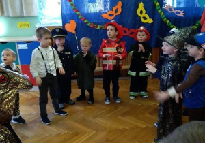 Dzieci tańczą podczas balu karnawałowego
