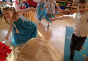 Dzieci tańczą podczas balu karnawałowego