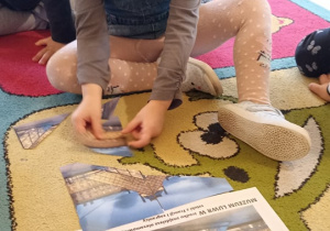 dzieci układają puzzle - zabytki Francji