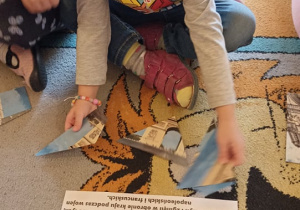dzieci układają puzzle - zabytki Francji