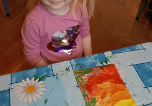 dziewczyna maluje tło farbami