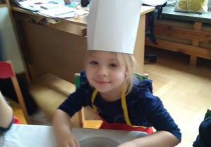 Dzieci przygotowują francuskie ciastka