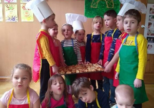 Dzieci pozują z przygotowanymi przez siebie francuskimi przysmakami