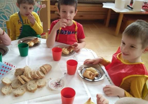 Dzieci przygotowują francuskie ciastka