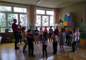 Dzieci wspólnie śpiewają piosenkę o figurach geometrycznych.